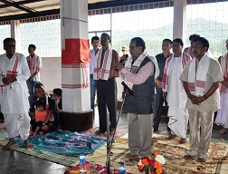 The Governor of Arunachal Pradesh Shri JP Rajkhowa interacting with the Assamese Community of Ziro Township in the Naam Ghar at Ziro on 17th July 2015